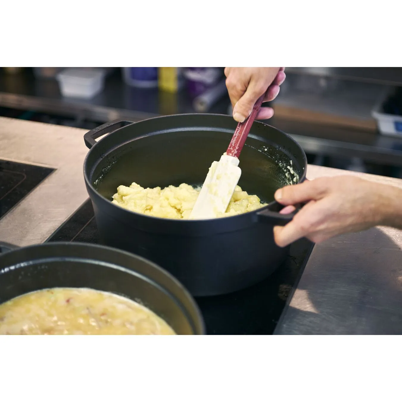 Staub Cocotte 34 Cm, Rund, Sort, Støbejern 6 Staub Cocotte 34 Cm, Rund, Sort, Støbejern - Billede 6