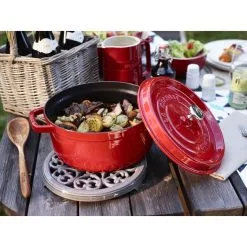 Staub Cocotte 26 Cm, Rund, Kirsebærrød, Støbejern 11 Staub Cocotte 26 Cm, Rund, Kirsebærrød, Støbejern -Køkkenudstyr Butik 000017190