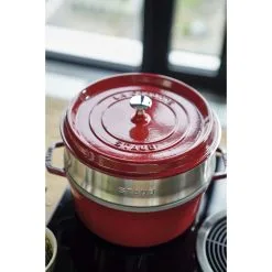 Staub Cocotte Med Dampindsats 26 Cm, Rund, Kirsebærrød, Støbejern -Køkkenudstyr Butik 424418877