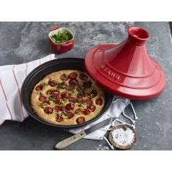 Staub Tajine 28 Cm, Støbejern, Kirsebærrød -Køkkenudstyr Butik 424422382